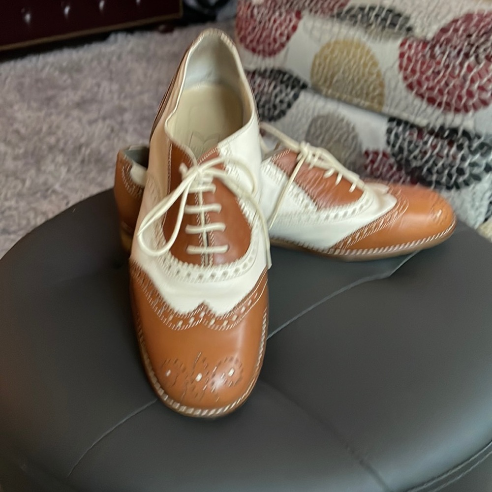 Two-tone laced up shoes